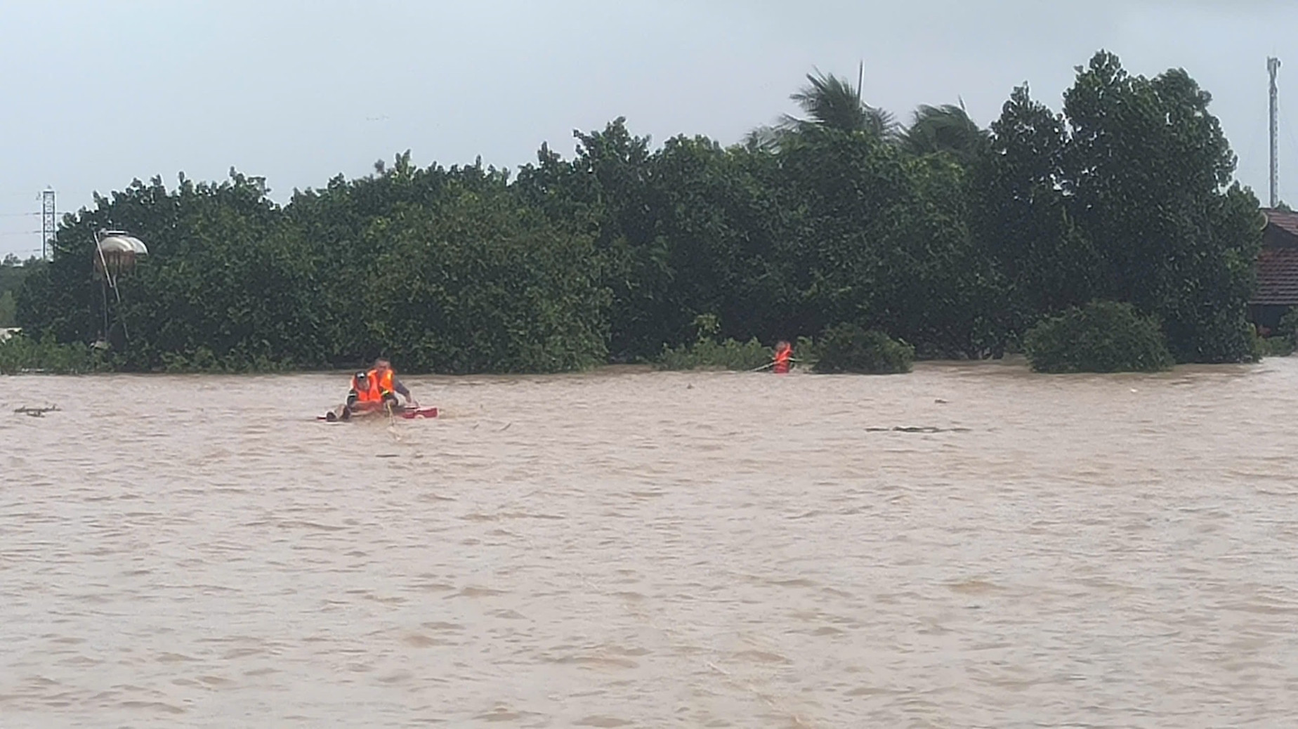 Lực lượng cứu trợ người dân bị ngập lụt