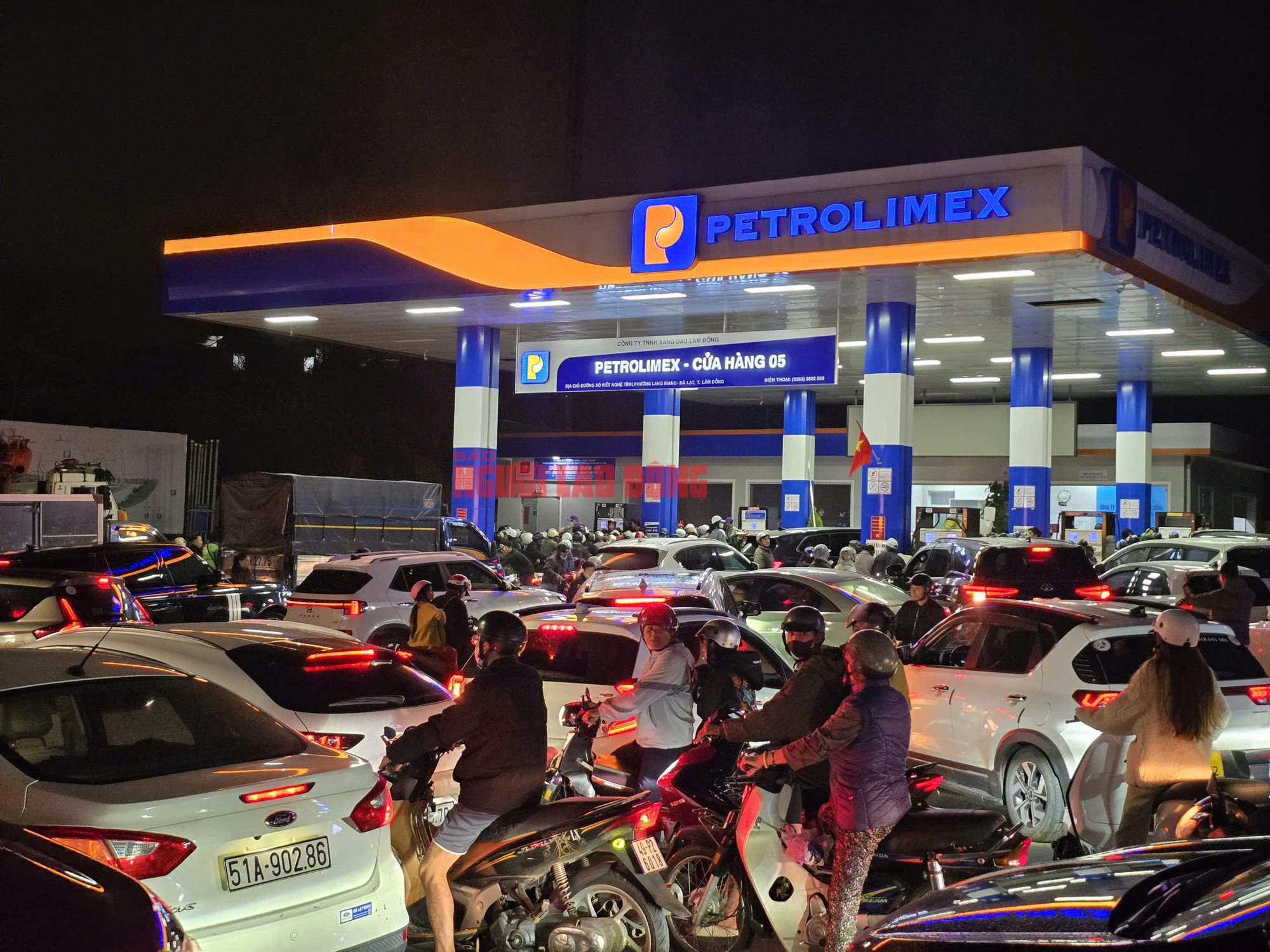 Người dân Đà Lạt đổ xô mua xăng giữa đêm