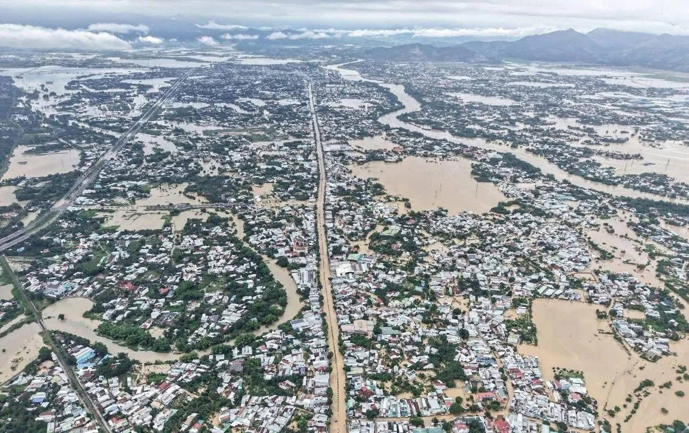 Lụt ngập diện rộng trên địa bàn tỉnh Khánh Hòa khiến nhiều nhà dân bị chìm trong biển nước