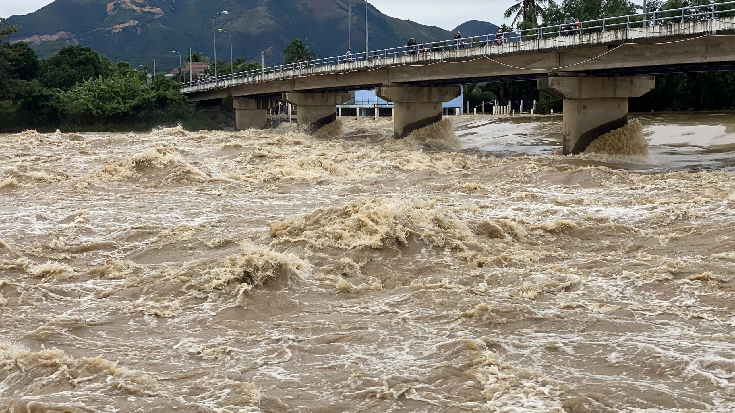 Mưa lớn gây lũ lụt và sạt lỡ nhiều nơi ở Khánh Hòa