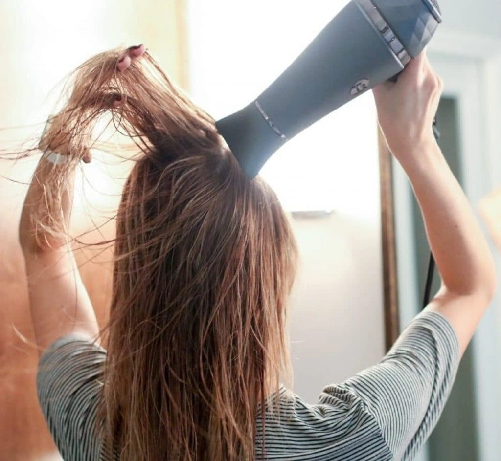 Sấy tóc bằng nhiệt quá nóng khiến tóc yếu và ngày rụng