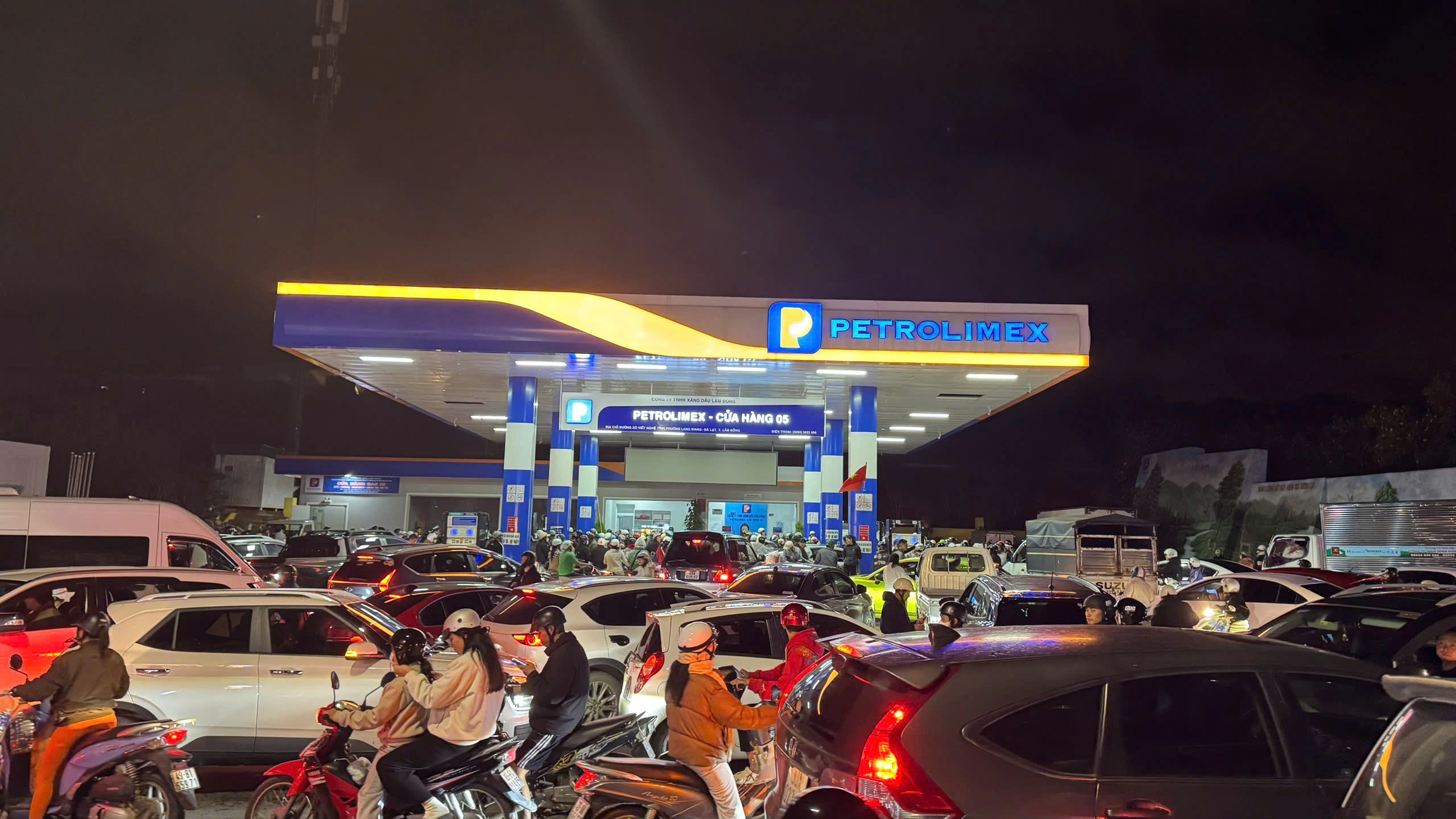 Người dân Đà Lạt đổ xô mua xăng giữa đêm