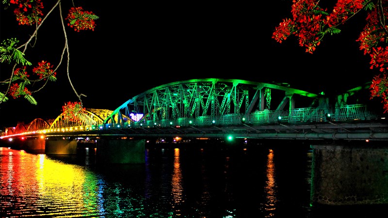 Dạo bộ và ngắm cảnh cầu Trường Tiền – Sông Hương về đêm Dạo bộ và ngắm cảnh cầu Trường Tiền – Sông Hương về đêm