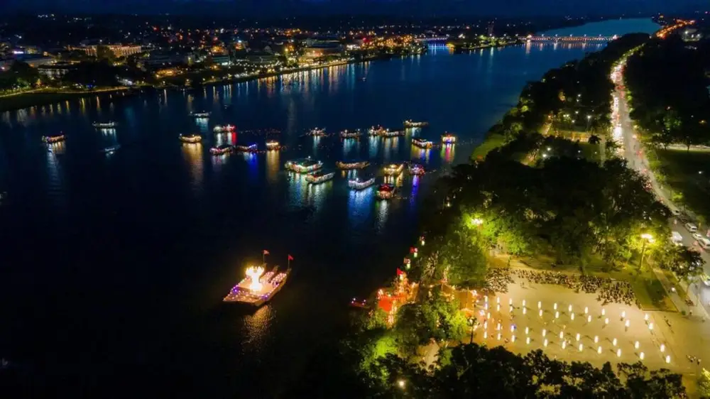 Dạo mát bên sông Hương – ngắm Huế lung linh về đêm Dạo mát bên sông Hương – ngắm Huế lung linh về đêm