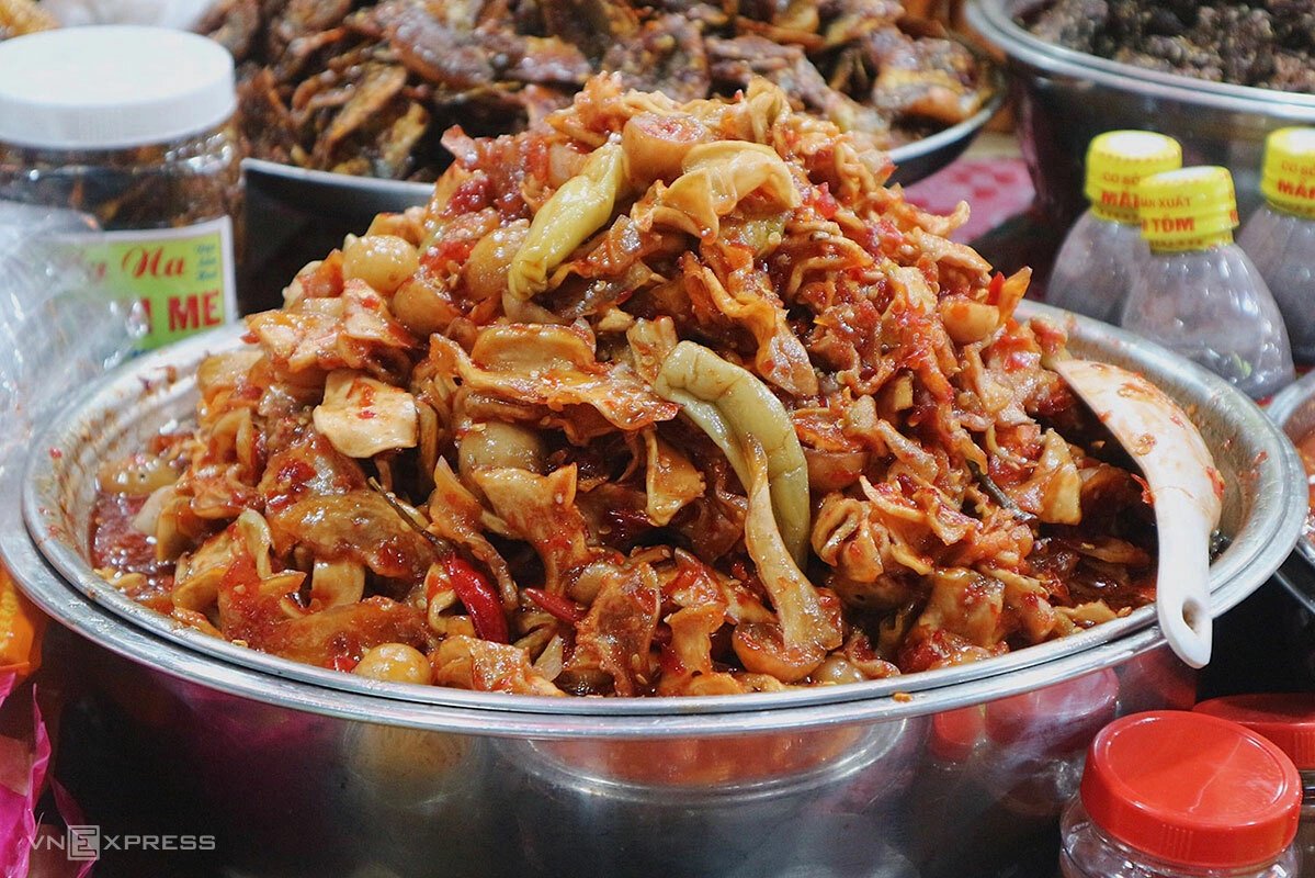 Vận Chuyển Mắm Cá Kình Từ Huế Ra Hà Nội: Nhanh Chóng, Không Mùi, Tận Tâm