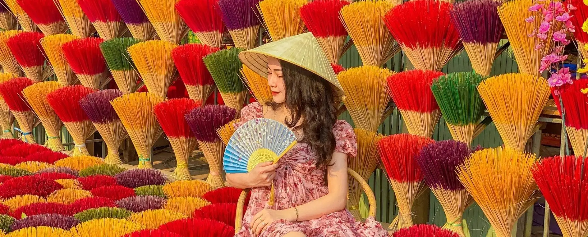 Trải nghiệm check-in giữa những đóa nhang hương rực rỡ