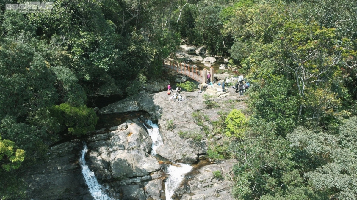 Săn Mây Trên Đỉnh Bạch Mã: Hành Trình Chạm Đến Thiên Đường Hạ Giới Tại Huế