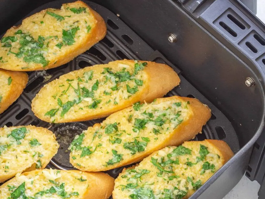 Vận Chuyển Bánh Mì Bơ Tỏi Sấy Huế Đi Đồng Hới An Toàn