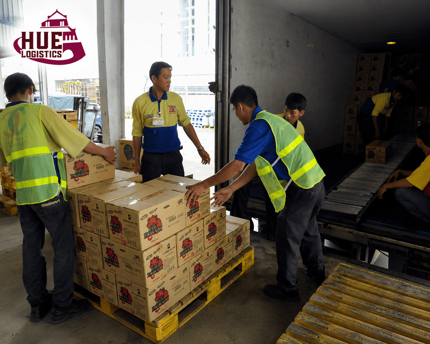 Gửi Đặc Sản Huế Đi Quốc Tế: Những Điều Cần Biết Trước Khi Gửi