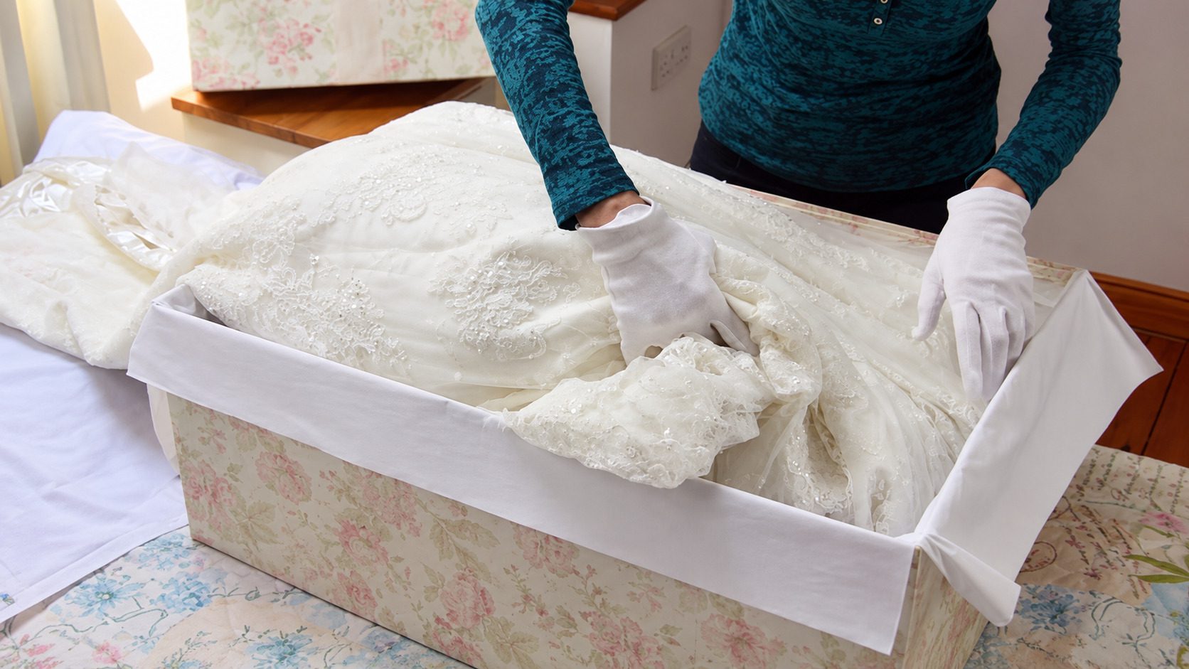 Gửi Váy Cưới Từ Hà Nội Vào TP.HCM – Làm Sao Để Giữ Form Váy?
