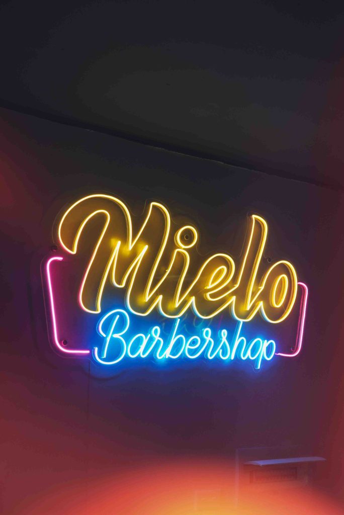 Gửi Đèn Neon Decor Từ Huế Ra Hà Nội – Đóng Kiện Thế Nào Để Không Vỡ?